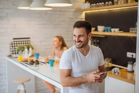 Smart-Home-2 Mann mit Handy